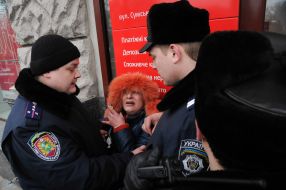 Милиционеры проводят задержание