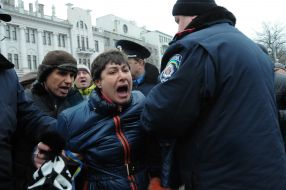 Милиционеры проводят задержание