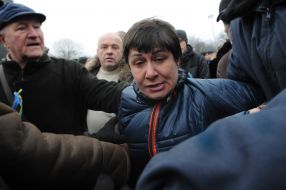 Милиционеры проводят задержание