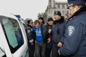 Милиционеры проводят задержание