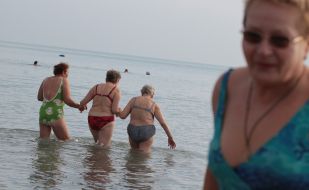 Participants of Christmas swim of walruses