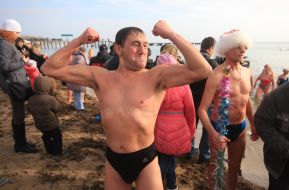 Participants of Christmas swim of walruses