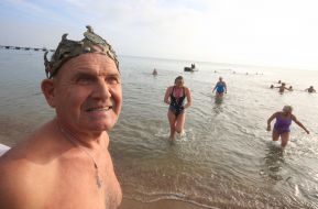 Participants of Christmas swim of walruses