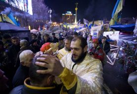 The priest blesses activists of Yevromaydan
