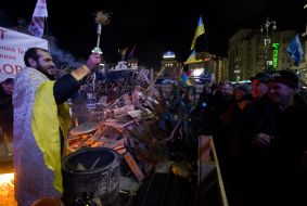 The priest blesses activists of Yevromaydan