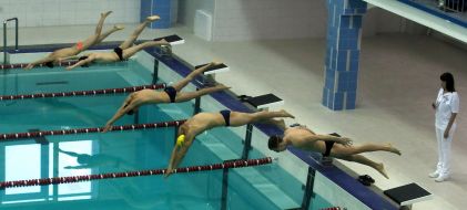 Спортсмены прыгают с тумбы