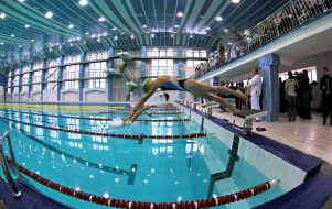 Спортсмены прыгают с тумбы