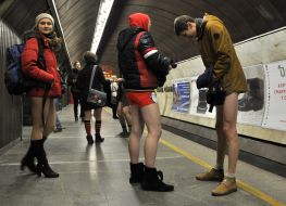 Флеш-моб "Проезд в метро без штанов"