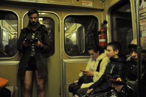 Флеш-моб "Проезд в метро без штанов"
