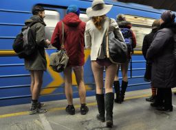 Флеш-моб "Проезд в метро без штанов"