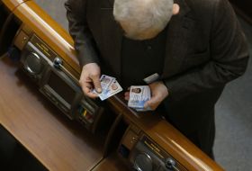 Lawmaker holds voting cards