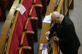 Lawmaker holds voting cards