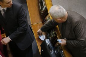 Lawmaker holds voting cards