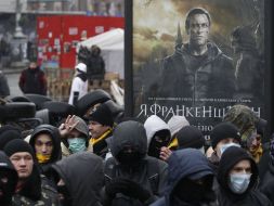 The activists of Euromaydan guard barricades