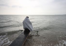 Священнослужитель проводит обряд освящения воды