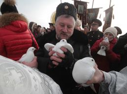 Мужчина держит голубя
