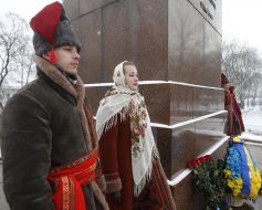 Laying flowers to the Taras Shevchenko monument