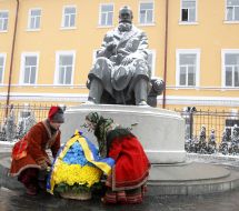 Laying flowers to the Mikhail Grushevsky monument