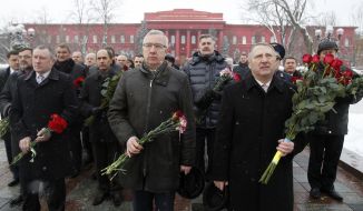 Laying flowers to the Taras Shevchenko monument