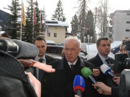 Nikolay Azarov speaks to journalists in Davos
