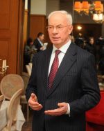 Nikolay Azarov speaks to journalists in Davos