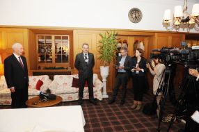 Nikolay Azarov speaks to journalists in Davos