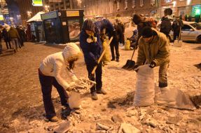 People gain the snow in bags