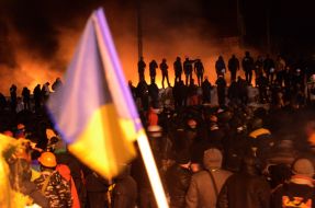 Митингующие возле баррикады