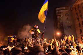 Митингующие возле баррикады