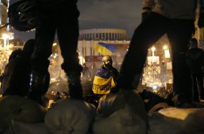 Митингующие на баррикаде