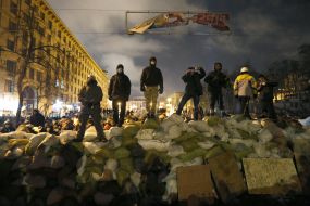 Митингующие на баррикаде