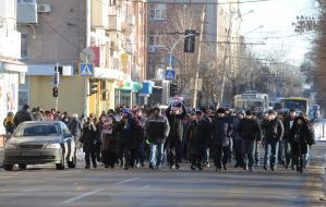 Люди идут к Черкасской ОГА
