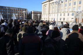 Люди возле Черкасской ОГА