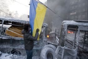 Митингующий устанавливает флаг