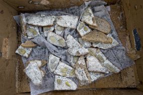 Коробка с замерзшим хлебом