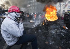 Митингующий греется у огня