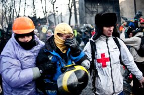 Врачи сопровождают пострадавшего