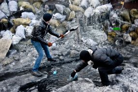 Митингующие укрепляют баррикады