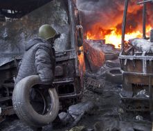 Митингующие укрепляют баррикады