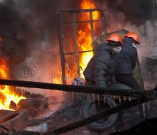 Митингующие укрепляют баррикады