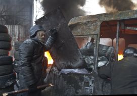 Митингующие укрепляют баррикады