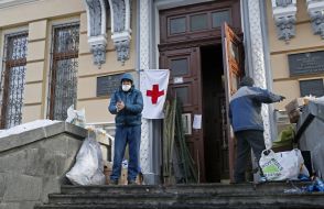 Митингующие возле Парламентской библиотеки