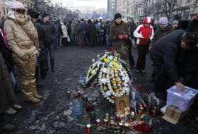Свічки та вінки на Європейській площі
