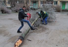 Employees of clearing the sidewalk utilities
