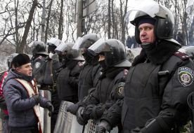 Священнослужитель возле правоохранителей