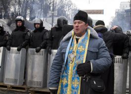 Священнослужитель возле правоохранителей