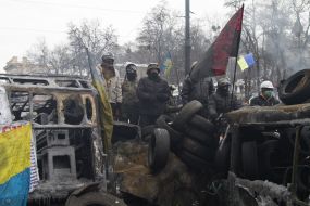 Митингующие на баррикаде