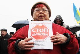 Женщина держит плакат