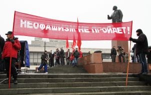 Мужчины держат плакат