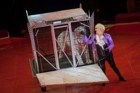 Ева Джулия Кристи с тигром